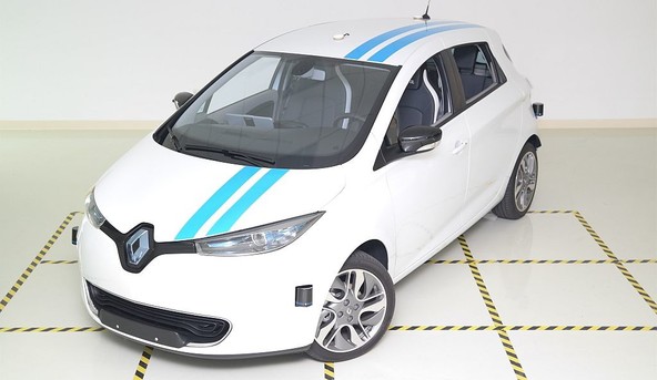 AVTONOMNO IZOGIBANJE OVIR: SKUPINA RENAULT PREDSTAVLJA SVETOVNO NOVOST, KI DOSEGA RAVEN POKLICNIH PRESKUSNIH VOZNIKOV