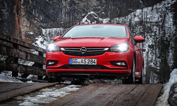 Opel Astra: Astra z IntelliLux LED® matričnimi žarometi uspešno osvaja kupce