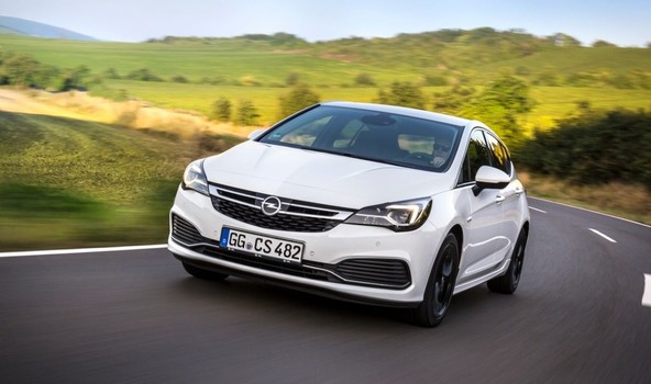 Vse za večjo varnost: Na voljo več različic Opel Astre s prilagodljivim regulatorjem hitrosti