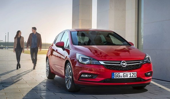Kampanja »Astra. Prepričala vas bo«: Samozavestna Opel in Astra: prepričani, da prepriča