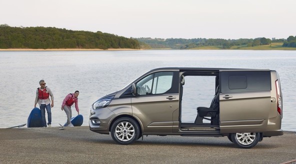 Ford Tourneo Custom m-HEV 2019: Izpopolnjeni kombi za prevoz oseb