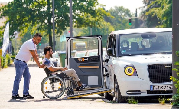 »AMERICANS WITH DISABILITIES ACT«: 30. OBLETNICA UVELJAVITVE POMEMBNEGA ZAKONA