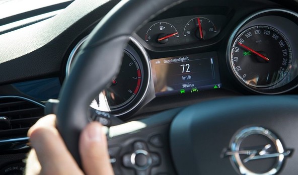 “Tako deluje: samodejni regulator hitrosti”: Opel v knjižnico video-napotkov dodaja sisteme za pomoč vozniku