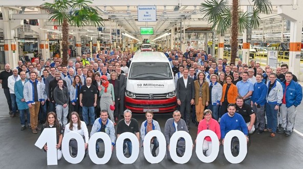 Jubilej znamke Volkswagen Gospodarska vozila: V Hannovru s tekočega traku zapeljalo 10-milijonto vozilo