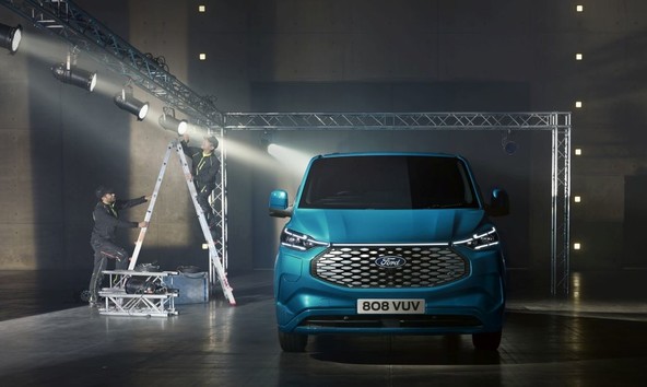 Ford Pro E-Transit Custom: FORD PRO RAZKRIVA VZNEMIRLJIVO NASLEDNJO FAZO ELEKTRIFIKACIJE