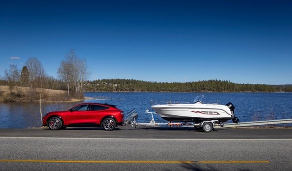 Ford Mustang Mach-E : SEDAJ LAHKO VLEČE ŠE TEŽJE PRIKOLICE