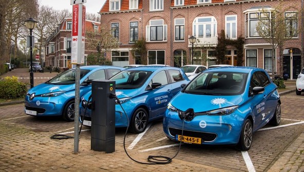 Svetovna novost skupine Renault: Renault začenja poskusno dvosmerno priklapljanje električnih vozil na omrežje v velikem obsegu