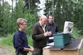 Djurpark Boras na Švedskem: Oskrbnica in tehnični direktor pripravljata pomirjevalo za geparde. Na fotografiji tudi veterinar ZOO Ljubljana Marjan Kastelic.