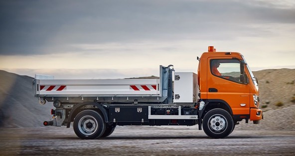 Vsestranskost na gradbišču: Znamka Daimler Truck FUSO s tremi izvedbami vozila Canter na sejmu bauma 2025