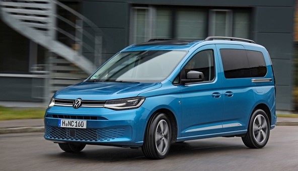 Caddy v središču: Panoramsko strešno okno