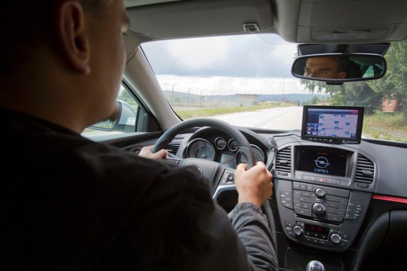 Opel insignia sports tourer : Opel vodi testno floto raziskovalnega projekta simTD
