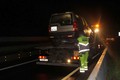 Na poti: Po dveh urah čakanja so avto naložili na vlačilec in nanj pripeli prikolico z gepardi.