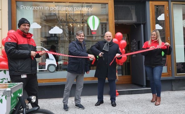 4.	Jakob Bertole, direktor poslovanja v DPD Slovenija (levo), in Igor Jakovljević, direktor DPD Slovenija (desno), sta odprla prvi City Depo v Sloveniji