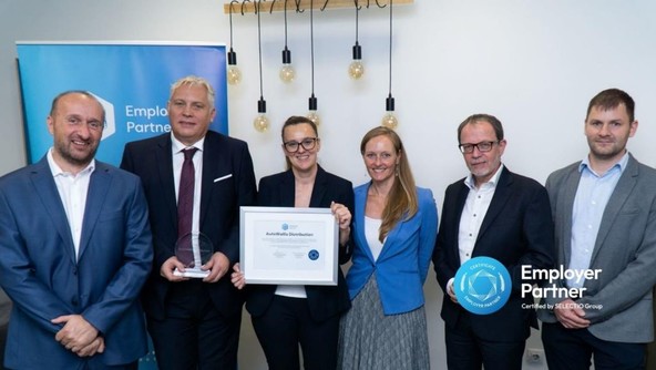 Ekipa AutoWallis Distribution ob prejemu certifikata.