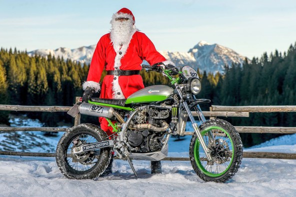 7seven customs: Božička smo sredi gozdov zalotili na custom motociklu slovenske predelave