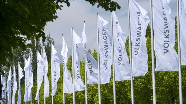 Koncern Volkswagen uspešno uresničuje strategijo NEW AUTO: Prodaja popolnoma električnih vozil se je v letu 2021 podvojila