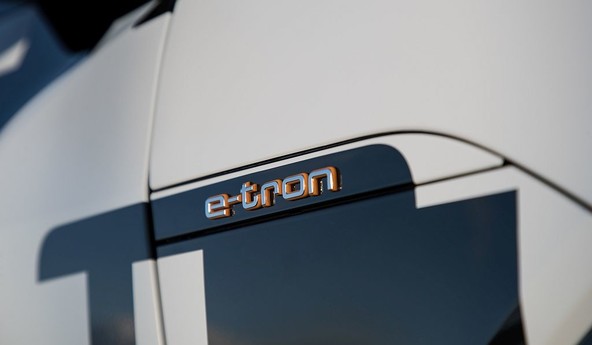 V napetem pričakovanju: Prototip Audi e-tron v Faradayevi kletki