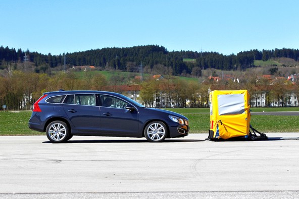 Volvo 'Emergency Brake Assist' sistem: Volvov sistem zasilnega zaviranja lahko reši življenje