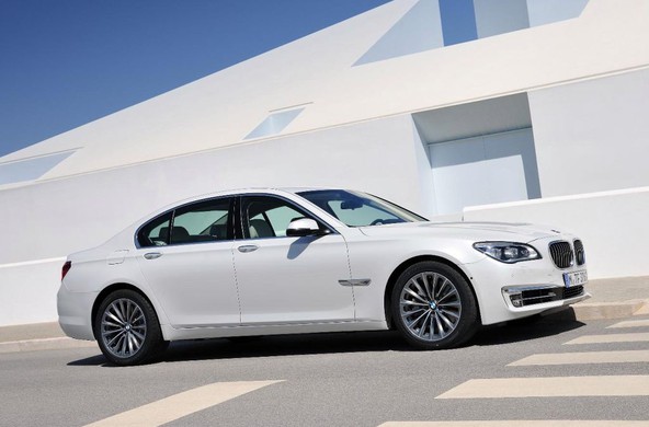 Novi BMW serije 7: Športna samozavest in luksuzno udobje v popolnem ravnovesju