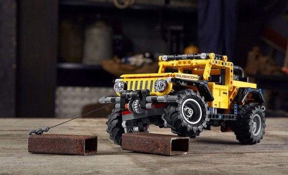 LEGO® Technic™ Jeep® Wrangler: Naredite si svoje igrišče z novim LEGO® Technic™ modelčkom 