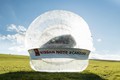 Nissan Note v žogi za zorbing: Ponazoritev varnostne tehnologije Safety Shield