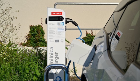 Petrol kmalu z novim cenikom polnjenja: Petrol do leta 2025 z več kot 1300 novimi električnimi polnilnicami 
