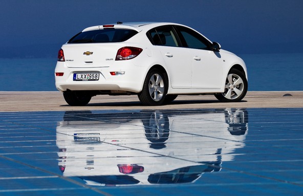 Petvratni chevrolet cruze : Izjemno razmerje med vrednostjo in ceno ter edinstven slog
