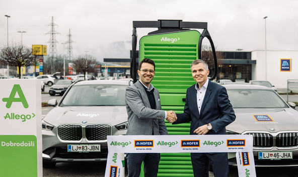 Christian Zeh iz Allega in Marko Mravljak iz Hoferja sta v Škofji Loki otvorila ultra hitro električno polnilnico