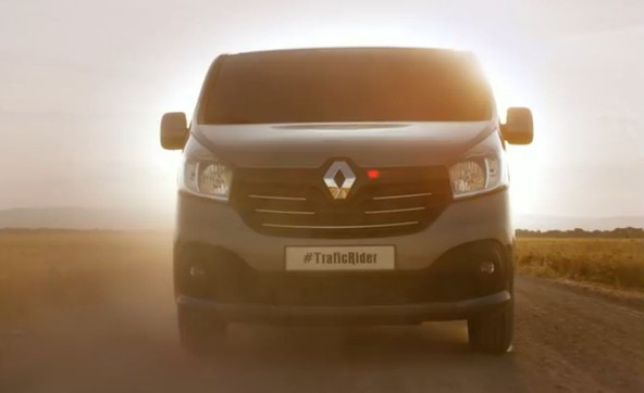 Renault 'Trafic Rider': Remake naslovnih prizorov kultne televizijske nanizanke 