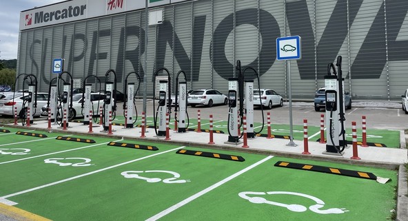 Center Supernova Ljubljana Rudnik : V nakupovalnem centru je na voljo 12 novih električnih polnilnic