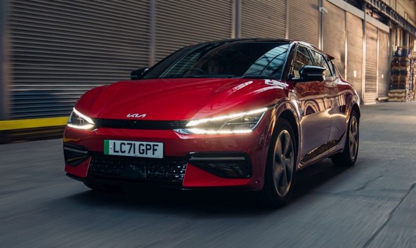 'Križanec leta 2021': Električni Kia EV6 si je prislužil odmevno priznanje