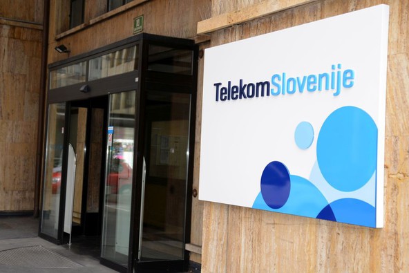 »Vozimo pametno«: Telekom Slovenije omogoča 20-odstotni popust na opremo za prostoročno telefoniranje