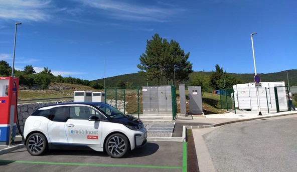 Družba Petrol s hranilnikom električne energije: Družba Petrol se pripravlja na prihodnost e-mobilnosti