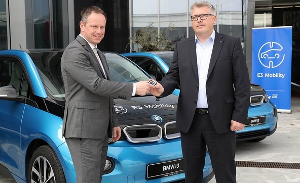 Prevzem električnih avtomobilov BMW i3: Matjaž Poropat, generalni direktor Avto Aktiva, d.o.o. (levo) in Darko Pahor, direktor E 3, d.o.o. (desno)