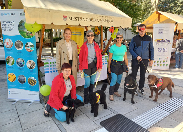 Mobilnost slepih in slabovidnih: Mariborčani spoznavali težave invalidnih oseb na lastni koži