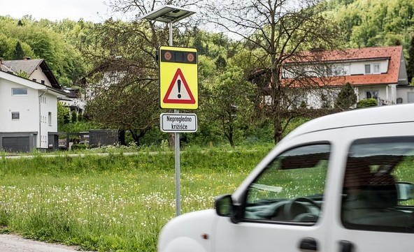 Aktivna signalizacija Korun (A.s.K): Postavitev opozorilnega sistema COPS@road v občini Medvode