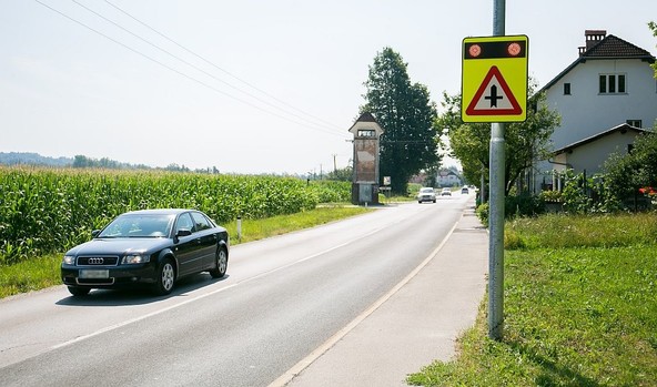 Opozorilni sistem COPS@road: Križišče »pri transformatorju« v Dobrovi odslej varnejše