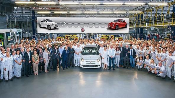 Tychy na Poljskem: S tekočega traku zapeljal dvamilijonti Fiat 500