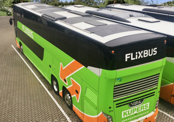 FlixBus začenja nov pilotni projekt: Zmanjšanje izpustov CO2 s solarnimi paneli na avtobusu