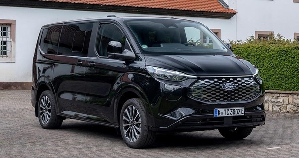 FORD E-TOURNEO CUSTOM: NASLEDNJA GENERACIJA NAJZMOGLJIVEJŠE RAZLIČICE MODELA TOURNEO