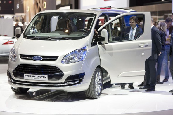 Ford tourneo custom concept : Dinamični koncept se je svetu prvič predstavil v Ženevi