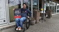 Nino Batagelj s plakatom ob odprtju terase Gostišča Loka v Novem mestu, ki je danes po več mesecih ponovno odprl teraso