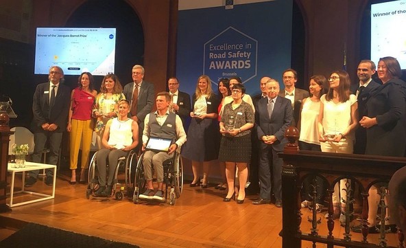 Skupinska fotografija nagrajencev »Road Safety Excellence« z evropsko komisarko za promet Violeto Bulc in predstavniki Evropske unije