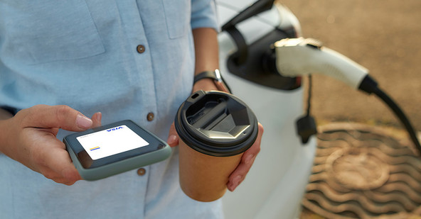 Polnjenje električnih vozil: Visa poziva k standardiziranemu brezhibnemu plačevanju 