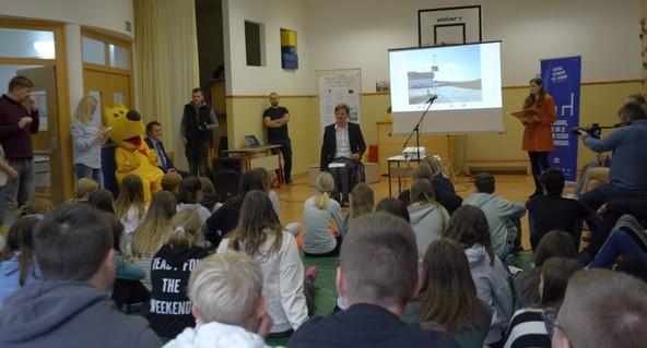 Predaja predlogov osmošolcev za zmanjšanje hitrosti v okolici šol: Osmošolci pravijo: zmanjšajte hitrost v okolici šol – učenci želimo, da vozite počasneje 