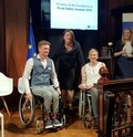 Slovenska Heroja David Razboršek, direktor Zavoda VOZIM in Barbara Slaček, predavateljica in voznica v akciji »Heroji furajo v pižami«, s komisarko Violeto Bulc po prejemu nagrade