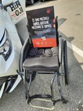 Da ne bi prišlo do zgod, ki jih naši ambasadorji govorijo iz vozička – plakat herojske gverile pred Toyoto ob odprtju lokalov