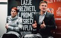 David Razboršek, direktor Zavoda Vozim in Barbara Slaček, prostovoljna herojska voznica iz Zavoda Vozim, sta otvorila tiskovno konferenco