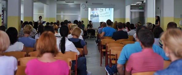 Starši in drugi udeleženci so pozorno poslušali osebne izpovedi poškodovancev. 