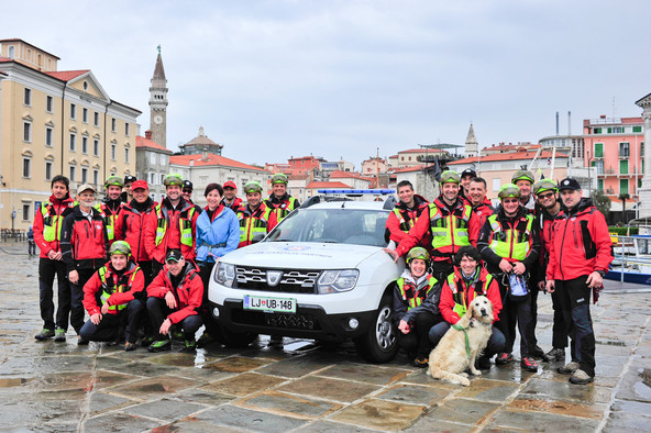 Predaja enega od dveh vozil Dacia Duster Gorski reševalni zvezi Slovenija v Piranu